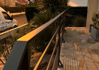 Ensemble de garde-corps et rampes avec habillage façade massif